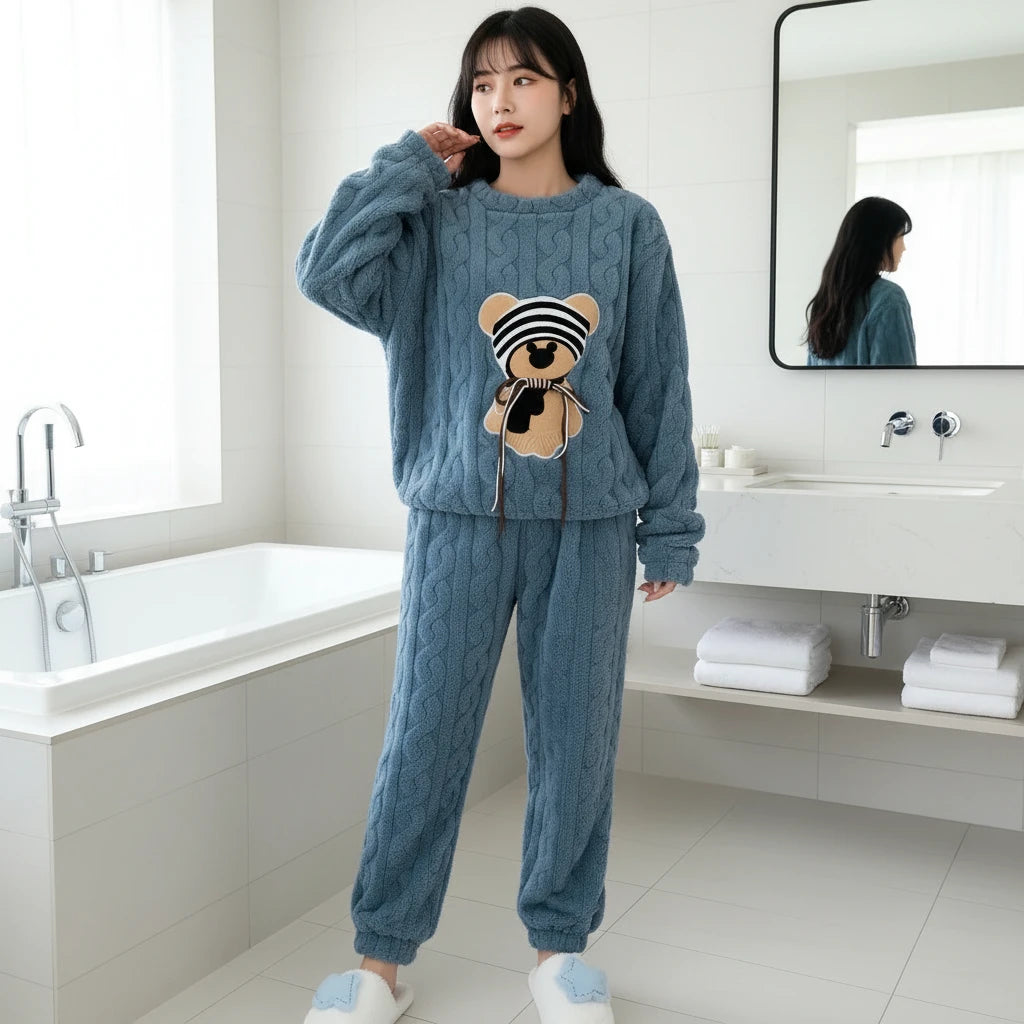 Ensemble de pyjama en polaire corail épaisse, motif ours mignon, manches longues et pantalon long, style décontracté et confortable pour femmes.