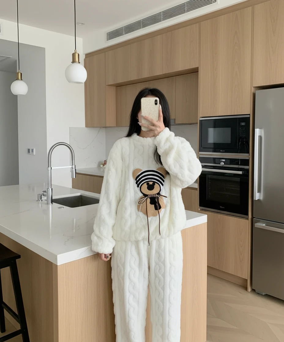 Ensemble de pyjama en polaire corail épaisse, motif ours mignon, manches longues et pantalon long, style décontracté et confortable pour femmes.