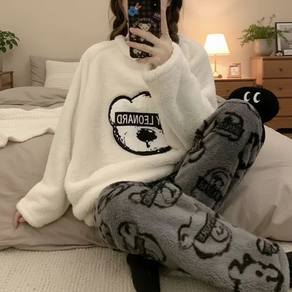 Ensemble de 2 pièces : haut et pantalon de pyjama en flanelle chaude et épaisse pour femme, idéal pour les étudiantes, vêtements de nuit d'hiver avec motif ours en peluche.