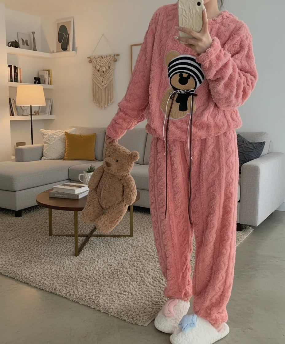 Ensemble de pyjama en polaire corail épaisse, motif ours mignon, manches longues et pantalon long, style décontracté et confortable pour femmes.